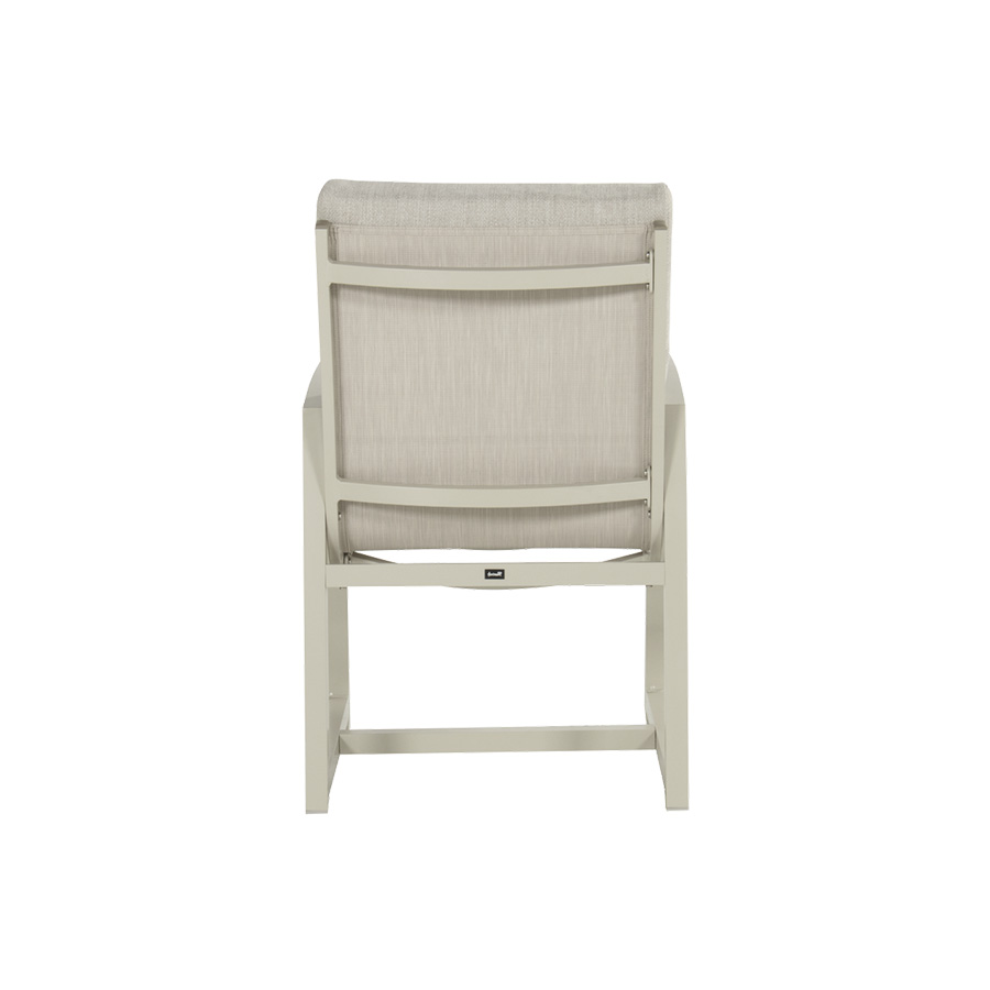 Silla jardín GIO de Hartman® una silla de aluminio robusta y elegante en un tono blanco roto, con cojines tanto para el asiento como el respaldo jaspeados en blanco roto y beige. Cómoda y especial para exterior. Vista trasera