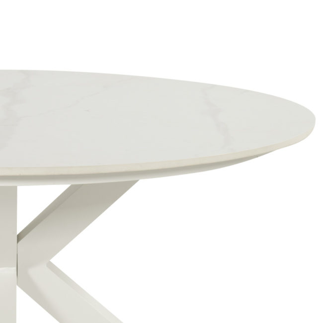 Mesa Xander 120 de Hartman. Una mesa redonda de estructura de aluminio con las patas en ángulo que se unen en el centro para despajar la zona de las piernas. El tablero cerámico imita al mármol. Una mesa de comedor para jardín o terraza luminosa y elegante. Vista frontal sobre fondo blanco.