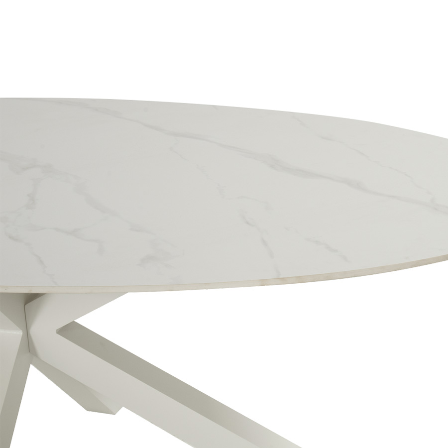 Mesa Xander de Hartman. Una mesa ovalada 220x120cm de estructura de aluminio con las patas en ángulo que se unen en el centro para despajar la zona de las piernas. El tablero cerámico imita al mármol. Una mesa de comedor para jardín o terraza luminosa y elegante. Vista frontal sobre fondo blanco.
