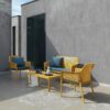 Sillón Net Relax de Nardi Foto ambiente conjunto 2 sillones Net Relax, mesa Net y un Net bench en Senape todo con cojines en azul marino que crean un bonito contraste. Con el característico patrón calado de rombos de la serie NET. Cómpralo online en De Tropen la mayor tienda de muebles de jardín de Málaga.