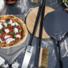 Set Palas M by Alfa. Includes the M pizza shovel and the M pizza turntable. De Tropen is the official distributor of Alfa in Spain