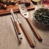 Jgo 3 piezas Barbacoa de Tramontina. Pinza, espátula multiusos y tenedor trinchante de acero inoxidable y mangos de madera.