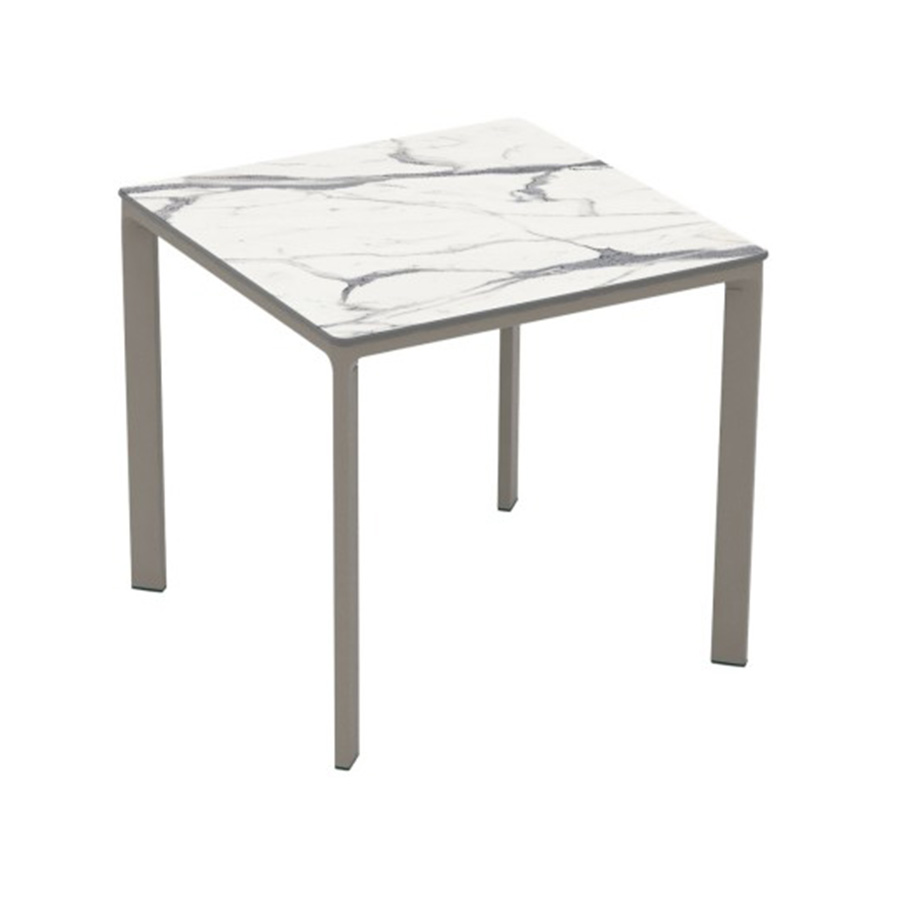 Meet Table by Ezpeleta 80x80cm With a taupe aluminium structure and a white marble HPL top. Suitable for indoor and outdoor use, both for public and residential settings. Find it at De Tropen, your outdoor furniture expert. Oblique front view