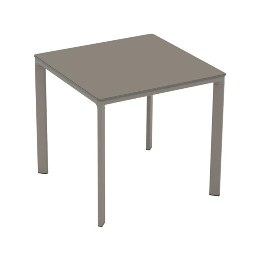 Meet Table by Ezpeleta 80x80cm With a taupe aluminium structure and a taupe HPL top. Suitable for indoor and outdoor use, both for public and residential settings. Find it at De Tropen, your outdoor furniture expert. Oblique front view