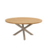 Mesa comedor Prado 160cm Latte de 4SO Con estructura de acero inoxidable terminada con pintura en polvo de color latte, un tono beige tostado o café con leche y tablero de teca. Cómprala en De Tropen, tu experto en muebles de jardín y terraza. Foto frontal un poco desde arriba.