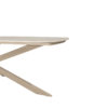 Mesa comedor Prado Barrel 240cm Latte de 4SO Con estructura de acero inoxidable terminada con pintura en polvo de color latte, un tono beige tostado o café con leche y tablero cerámico. Cómprala en De Tropen, tu experto en muebles de jardín y terraza. Foto frontal del lateral de la mesa.