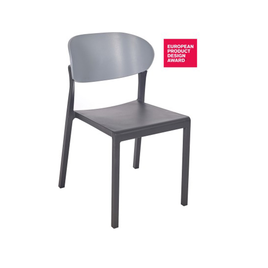 Silla Bake Antracita blue grey de Ezpeleta Encuéntrala en De Tropen tu especialista en muebles de exterior. La silla con estructura en antracita y el respaldo en blue grey, un celeste grisáceo. Vista frontal oblicua.