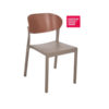 Silla Bake Taupe Terracota de Ezpeleta Encuéntrala en De Tropen tu especialista en muebles de exterior. La silla con estructura en taupe, un marrón topo y el respaldo en terracota, un marrón rojizo que se asemeja al color teja. Vista frontal oblicua.