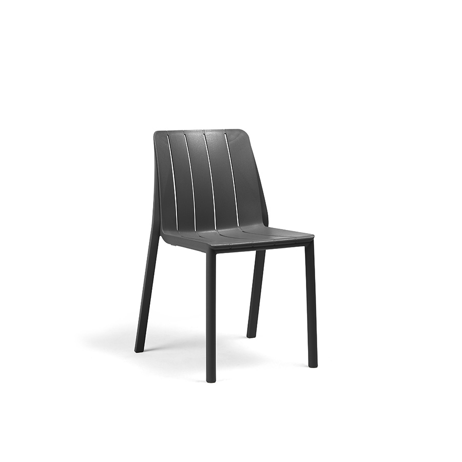 Silla Tiberina Antracita de Nardi Se ve la silla Tiberina en posición oblicua, el color antracita es un gris oscuro, casi negro, con acabado mate. Destaca su estructura monobloque de lamas fluidas que bajan desde el respaldo hasta el asiento. Creando una silla ergonómica, cómoda y de cuidado diseño. Además por su material de polipropileno reforzado con fibra de vidrio 100% reciclable es una silla sostenible. Compra online segura en De Tropen