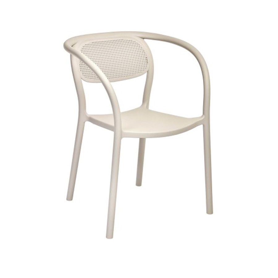 The Noon armchair in pearl, an off-white or bone-like finish, is from the Valencian brand Ezpeleta. The matte finish makes this armchair even more sophisticated. Made of fiberglass-reinforced polypropylene, it's a very comfortable chair, especially thanks to the curved backrest that cradles and supports the back. The same line runs through the front legs, armrests, and backrest, seamlessly blending into the rest of the structure, as it's a single, monoblock piece. The backrest mimics the weave of classic rattan, forming circles that allow air to circulate. It features non-slip feet and UV protection. It's 100% recyclable and suitable for both indoor and outdoor use. Ideal for residential and public spaces. Find it at De Tropen, your outdoor furniture expert. Oblique front view.