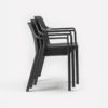 Sillón Tiberina Antracita de Nardi Se ven 3 sillas apiladas. Vista lateral. Compra online segura en De Tropen