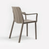 Sillón Tiberina Tortora de Nardi Se ve el sillón Tiberina en posición oblicua trasera, el color tortra es un marrón topo. Destaca su estructura monobloque de lamas fluidas que bajan desde el respaldo hasta el asiento y sus brazos para aumentar el confort. Creando un sillón ergonómico, cómodo y de cuidado diseño. Además por su material de polipropileno reforzado con fibra de vidrio 100% reciclable es una silla sostenible. Compra online segura en De Tropen