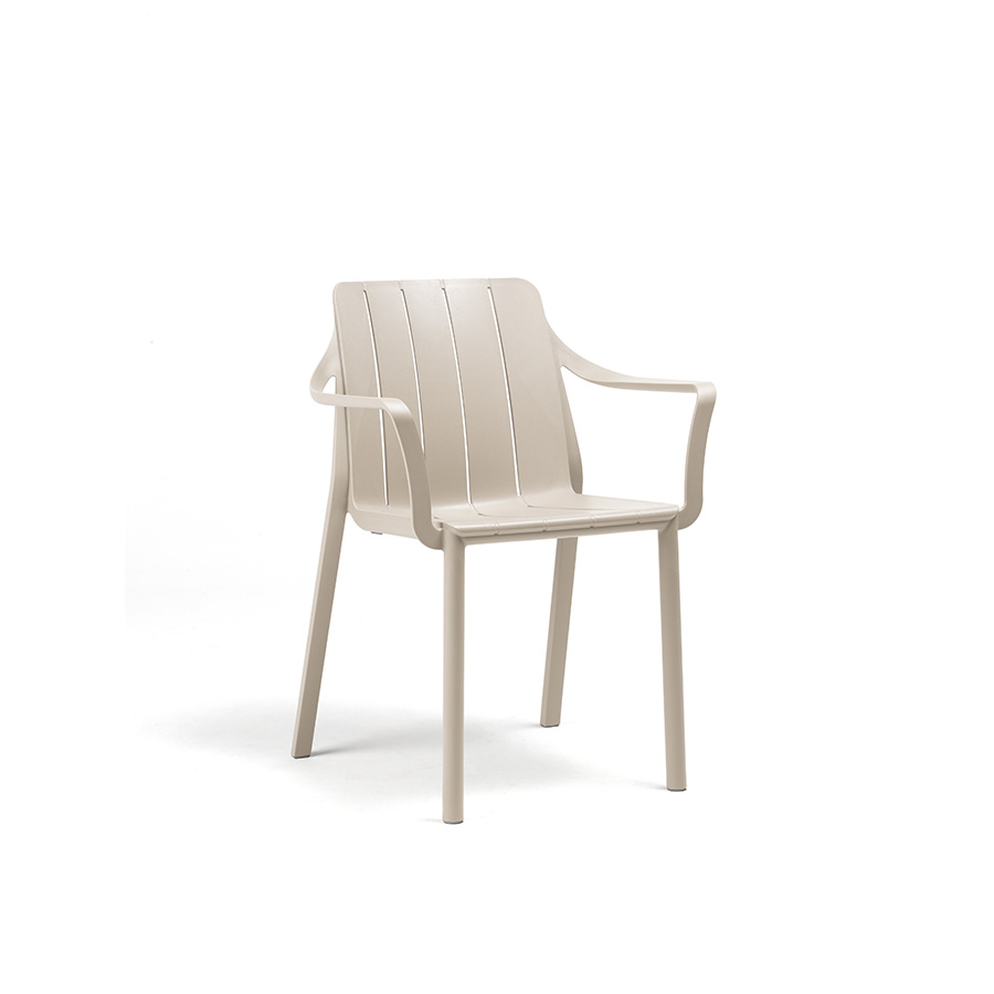 Sillón Tiberina Corda de Nardi. Se ve el sillón Tiberina en posición oblicua, , el color corda es un blanco hueso o crema, con acabado mate. Destaca su estructura monobloque de lamas fluidas que bajan desde el respaldo hasta el asiento y sus brazos para aumentar el confort. Creando un sillón ergonómico, cómodo y de cuidado diseño. Además por su material de polipropileno reforzado con fibra de vidrio 100% reciclable es una silla sostenible. Compra online segura en De Tropen