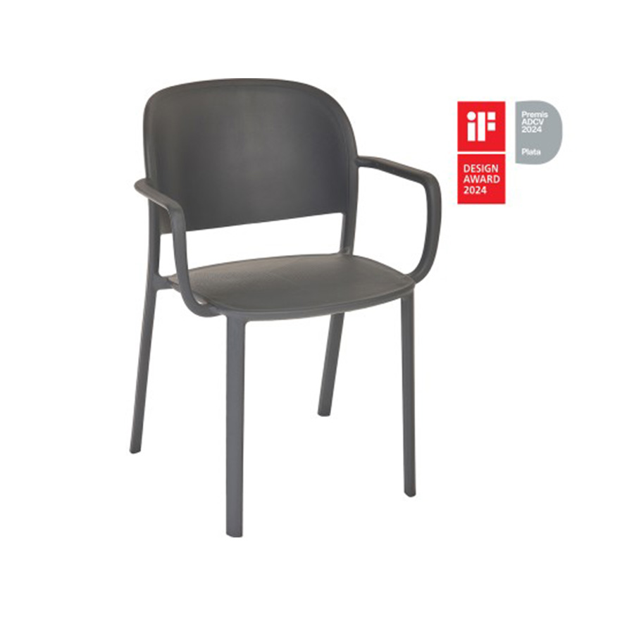 Sillón Trena en antracita, es de la marca valenciana Ezpeleta. El acabado mate hace a este sillón aún más sofisticado, hecho de polipropileno reforzado con fibra de vidrio, destaca su respaldo envolvente y la característica trama en el asiento que hacen única y atemporal a la serie Trena. Tiene tacos antideslizantes, protección contra rayos UV. Es 100% reciclable y apto para uso exterior e interior. Uso residencial y público. Encuéntralo en De Tropen tu experto en mobiliario de exterior. Vista frontal oblicua a la derecha arriba se ven los diferentes galardones: ADCV PLATA, Premios de la Asociación de Diseñadores de la Comunitat Valenciana y el premio IF Design Awards que reconoce la innovación y la excelencia.