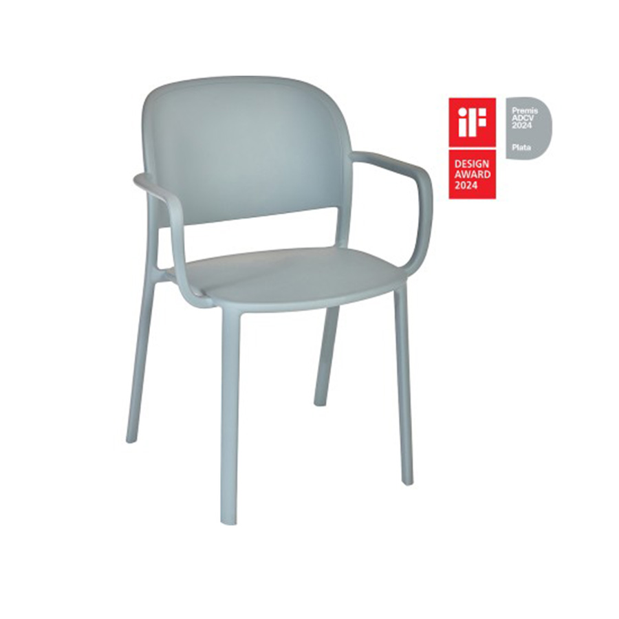 Sillón Trena en Blue grey, un celeste bebe, es de la marca valenciana Ezpeleta. El acabado mate hace a este sillón aún más sofisticado, hecho de polipropileno reforzado con fibra de vidrio, destaca su respaldo envolvente y la característica trama en el asiento que hacen única y atemporal a la serie Trena. Tiene tacos antideslizantes, protección contra rayos UV. Es 100% reciclable y apto para uso exterior e interior. Uso residencial y público. Encuéntralo en De Tropen tu experto en mobiliario de exterior. Vista frontal oblicua a la derecha arriba se ven los diferentes galardones: ADCV PLATA, Premios de la Asociación de Diseñadores de la Comunitat Valenciana y el premio IF Design Awards que reconoce la innovación y la excelencia.
