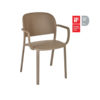 Sillón Trena en taupe, un marrón topo, es de la marca valenciana Ezpeleta. El acabado mate hace a este sillón aún más sofisticado, hecho de polipropileno reforzado con fibra de vidrio, destaca su respaldo envolvente y la característica trama en el asiento que hacen única y atemporal a la serie Trena. Tiene tacos antideslizantes, protección contra rayos UV. Es 100% reciclable y apto para uso exterior e interior. Uso residencial y público. Encuéntralo en De Tropen tu experto en mobiliario de exterior. Vista frontal oblicua a la derecha arriba se ven los diferentes galardones: ADCV PLATA, Premios de la Asociación de Diseñadores de la Comunitat Valenciana y el premio IF Design Awards que reconoce la innovación y la excelencia.
