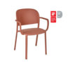 Sillón Trena en Terracota, un naranja teja, es de la marca valenciana Ezpeleta. El acabado mate hace a este sillón aún más sofisticado, hecho de polipropileno reforzado con fibra de vidrio, destaca su respaldo envolvente y la característica trama en el asiento que hacen única y atemporal a la serie Trena. Tiene tacos antideslizantes, protección contra rayos UV. Es 100% reciclable y apto para uso exterior e interior. Uso residencial y público. Encuéntralo en De Tropen tu experto en mobiliario de exterior. Vista frontal oblicua a la derecha arriba se ven los diferentes galardones: ADCV PLATA, Premios de la Asociación de Diseñadores de la Comunitat Valenciana y el premio IF Design Awards que reconoce la innovación y la excelencia.