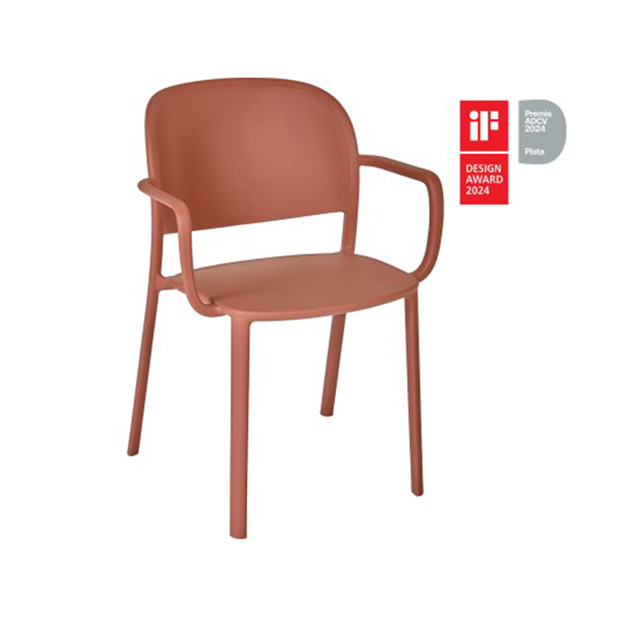 Sillón Trena en Terracota, un naranja teja, es de la marca valenciana Ezpeleta. El acabado mate hace a este sillón aún más sofisticado, hecho de polipropileno reforzado con fibra de vidrio, destaca su respaldo envolvente y la característica trama en el asiento que hacen única y atemporal a la serie Trena. Tiene tacos antideslizantes, protección contra rayos UV. Es 100% reciclable y apto para uso exterior e interior. Uso residencial y público. Encuéntralo en De Tropen tu experto en mobiliario de exterior. Vista frontal oblicua a la derecha arriba se ven los diferentes galardones: ADCV PLATA, Premios de la Asociación de Diseñadores de la Comunitat Valenciana y el premio IF Design Awards que reconoce la innovación y la excelencia.