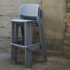 Foto ambiente de 4 taburetes trena apilados en blue grey