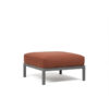 Maximo puff de Nardi Un puff de exterior de líneas rectas y modernas que combina 4 colores de estructura de resina de polipropileno fiberglass regenerado con 4 colores de tela Sunbrella también hechas con material reciclado. Toda una declaración de intenciones de cuidar del planeta y embellecer el exterior de hogar. Vista frontal oblicua. Compra online segura y envío rápido con De Tropen.