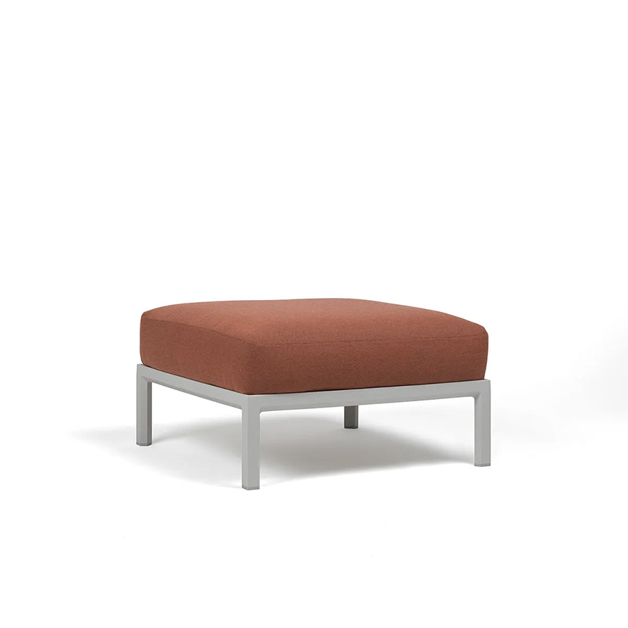 Maximo puff de Nardi Un puff de exterior de líneas rectas y modernas que combina 4 colores de estructura de resina de polipropileno fiberglass regenerado con 4 colores de tela Sunbrella también hechas con material reciclado. Toda una declaración de intenciones de cuidar del planeta y embellecer el exterior de hogar. Vista frontal oblicua. Compra online segura y envío rápido con De Tropen.