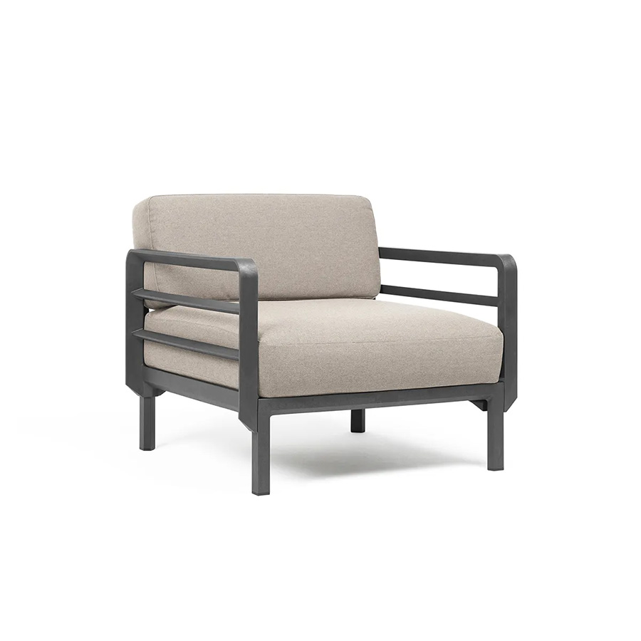 Maximo armchair by Nardi. A garden armchair with clean, modern lines, combining 4 colours of regenerated fiberglass-reinforced polypropylene resin frame with 4 colours of Sunbrella fabric, also made from recycled material. A clear statement of intent to care for the planet and beautify your outdoor space. Oblique front view. Secure online purchase and fast shipping with De Tropen.