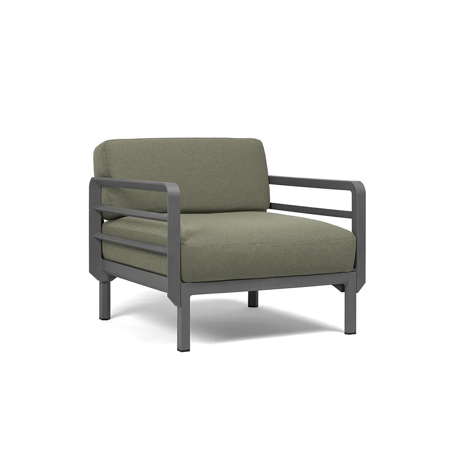 Maximo armchair by Nardi. A garden armchair with clean, modern lines, combining 4 colours of regenerated fiberglass-reinforced polypropylene resin frame with 4 colours of Sunbrella fabric, also made from recycled material. A clear statement of intent to care for the planet and beautify your outdoor space. Oblique front view. Secure online purchase and fast shipping with De Tropen.