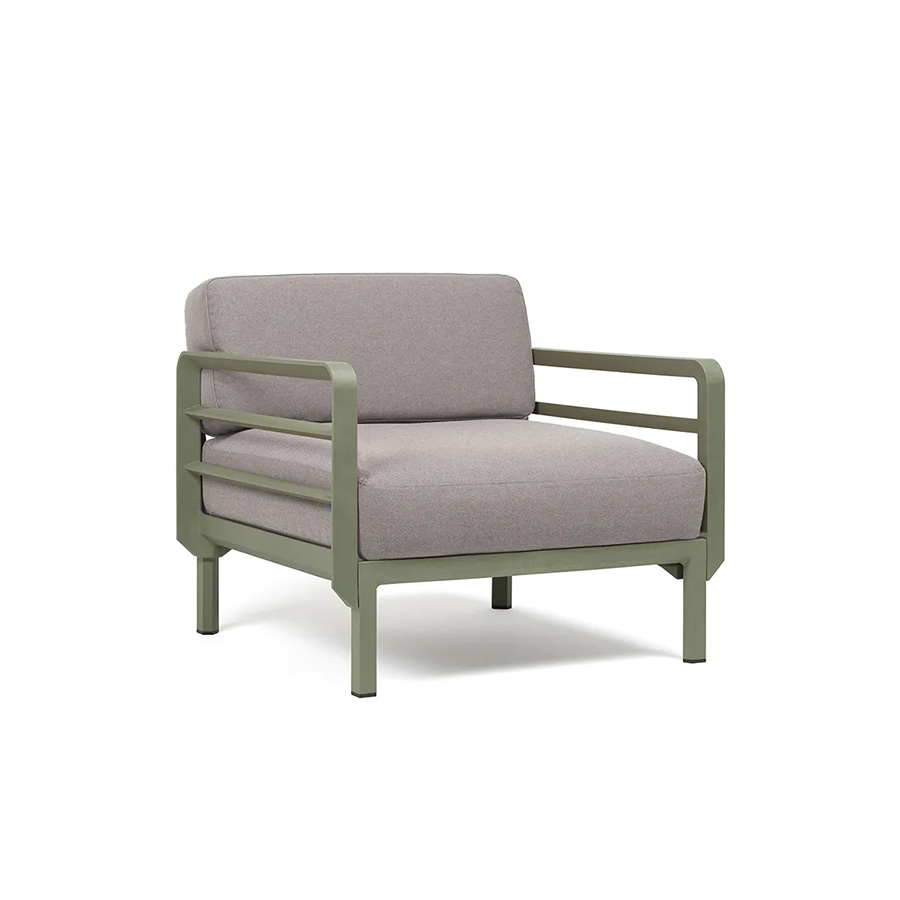 Maximo armchair by Nardi. A garden armchair with clean, modern lines, combining 4 colours of regenerated fiberglass-reinforced polypropylene resin frame with 4 colours of Sunbrella fabric, also made from recycled material. A clear statement of intent to care for the planet and beautify your outdoor space. Oblique front view. Secure online purchase and fast shipping with De Tropen.