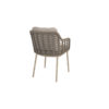 Silla Puglia de 4SO Vista oblicua se ve la silla hecha de acero inox y terminada en un color latte (café con leche o beige tostado, color tendencia del 2025) que se embellece con la cuerda en color topo anudada a la estructura desde los reposabrazos hasta la base del asiento rodeando toda la silla y creado un patrón característico de la colección Puglia. Cómprala en De Tropen, tu experto en muebles de jardín y terraza. Foto frontal del respaldo de la silla oblicua sobre fondo blanco.
