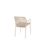 Silla comedor Barista latte apilable de 4 Seasons Outdoor Vista oblicua se ve la silla hecha de acero inox y terminada en un color latte (café con leche o beige tostado, color tendencia del 2025) que se embellece con la cuerda en diferentes tonos de beige anudada a la estructura del respaldo y del asiento demás de envolver los reposabrazos y creado un patrón característico de la colección Barista. Cómprala en De Tropen, tu experto en muebles de jardín y terraza. Foto frontal de la silla de espaldas sobre fondo blanco.
