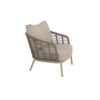 Sillón Puglia de 4SO Vista oblicua se ve el sillón hecho de acero inox y terminado en un color latte (café con leche o beige tostado, color tendencia del 2025) que se embellece con la cuerda en color topo anudada a la estructura desde los reposabrazos hasta la base del asiento rodeando todo el sillón y creado un patrón característico de la colección Puglia. Cómprala en De Tropen, tu experto en muebles de jardín y terraza. Foto frontal del lateral del sillón oblicuo sobre fondo blanco.