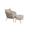 Sillón Puglia con reposapiés de 4SO Vista oblicua se ve el sillón hecho de acero inox y terminado en un color latte (café con leche o beige tostado, color tendencia del 2025) que se embellece con la cuerda en color topo anudada a la estructura desde los reposabrazos hasta la base del asiento rodeando todo el sillón y creado un patrón característico de la colección Puglia. Cómprala en De Tropen, tu experto en muebles de jardín y terraza. Foto frontal del sillón oblicuo sobre fondo blanco.