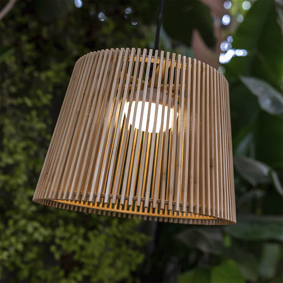 Lampara colgante Okinawa 40 de NewGarden Es solar y también lleva batería recargable. Encuéntrala en De Tropen al mejor precio, tu experto en muebles de jardín y decoración de exterior.