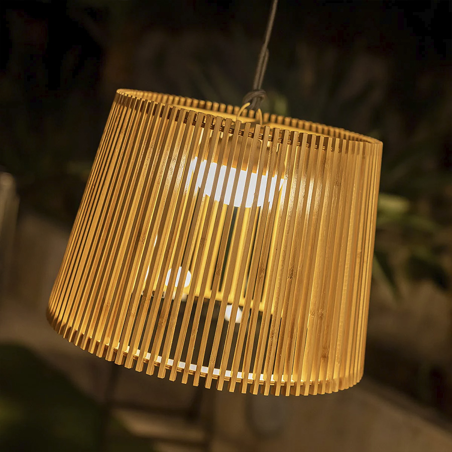 Lampara colgante Okinawa 40 de NewGarden Es solar y también lleva batería recargable. Encuéntrala en De Tropen al mejor precio, tu experto en muebles de jardín y decoración de exterior.