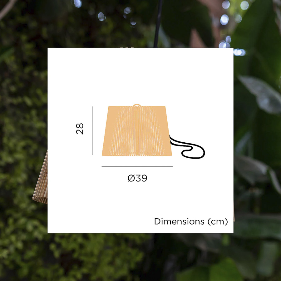 Lampara colgante Okinawa 40 de NewGarden Es solar y también lleva batería recargable. Encuéntrala en De Tropen al mejor precio, tu experto en muebles de jardín y decoración de exterior.