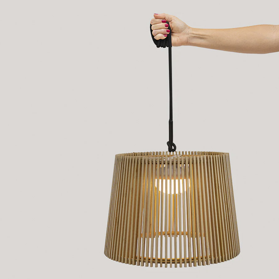 Lampara colgante Okinawa 40 de NewGarden Es solar y también lleva batería recargable. Encuéntrala en De Tropen al mejor precio, tu experto en muebles de jardín y decoración de exterior.