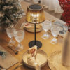 Lampara Okinawa table de NewGarden Es solar y también lleva batería recargable. Encuéntrala en De Tropen al mejor precio, tu experto en muebles de jardín y decoración de exterior.