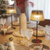 Lampara Okinawa table de NewGarden Es solar y también lleva batería recargable. Encuéntrala en De Tropen al mejor precio, tu experto en muebles de jardín y decoración de exterior.
