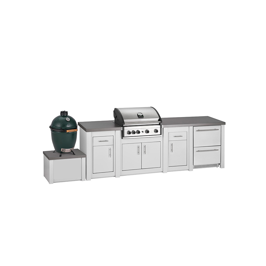 Módulo Kamado para cocina de exterior blanca de aluminio de GrandPro. Foto ligeramente oblicua de la cocina con el Módulo kamado a la izquierda, el siguiente es el módulo de almacenaje y seguido del módulo de barbacoa Pro Elite. Junto a otro módulo de almacenaje y la nevera que comparten encimera. Consúltanos presupuesto para la configuración de tu cocina de exterior ideal, encuéntrala en De Tropen al mejor precio.
