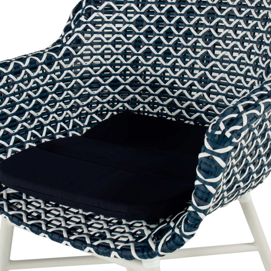 Hartman's Delphine Blue Chair: A white aluminum chair with a hand-woven synthetic fiber seat creating a beautiful blue and white pattern. Find it at De Tropen for the best price, secure online purchase, and fast shipping.