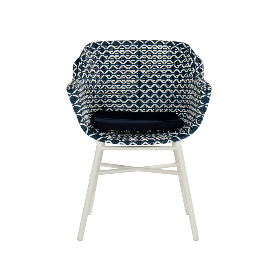Hartman's Delphine Blue Chair: A white aluminum chair with a hand-woven synthetic fiber seat creating a beautiful blue and white pattern. Find it at De Tropen for the best price, secure online purchase, and fast shipping.