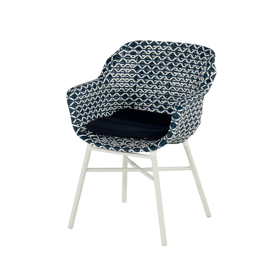 Hartman's Delphine Blue Chair: A white aluminum chair with a hand-woven synthetic fiber seat creating a beautiful blue and white pattern. Find it at De Tropen for the best price, secure online purchase, and fast shipping.