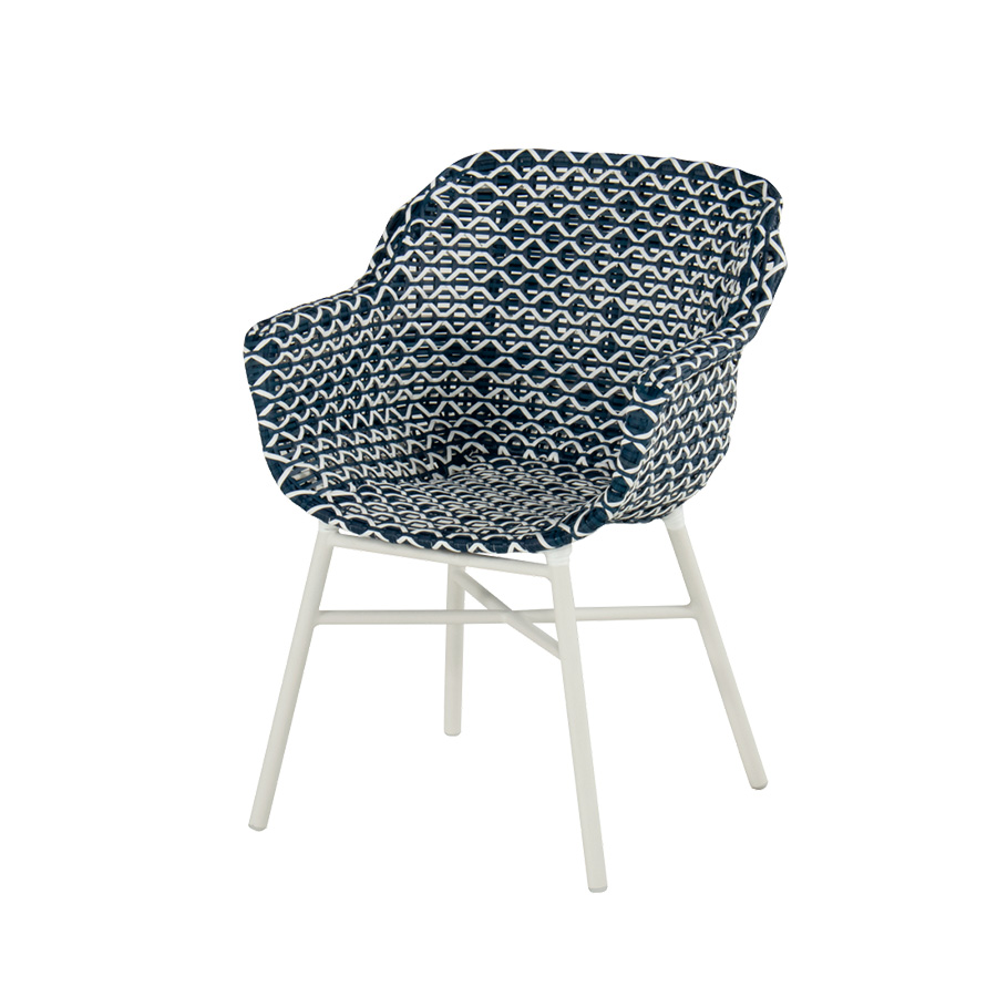 Hartman's Delphine Blue Chair: A white aluminum chair with a hand-woven synthetic fiber seat creating a beautiful blue and white pattern. Find it at De Tropen for the best price, secure online purchase, and fast shipping.