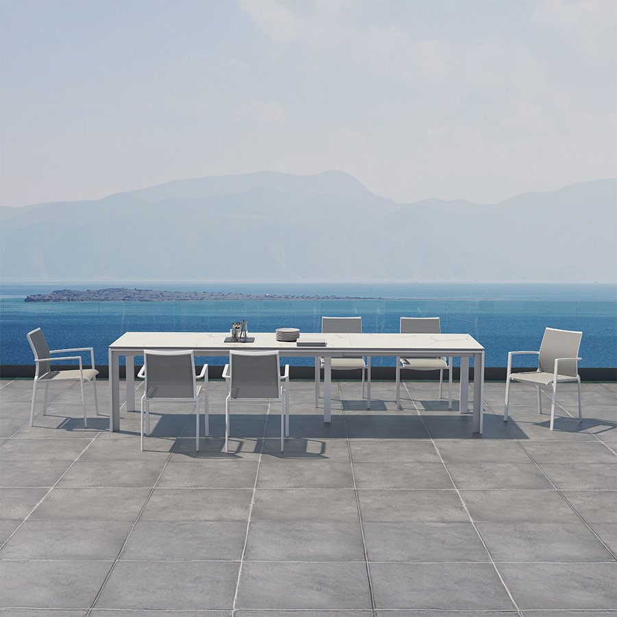 Melbourne chair by 4SO. Made of white-painted aluminum and gray textilene. Find it at De Tropen for the best price. Secure online purchase and fast shipping.