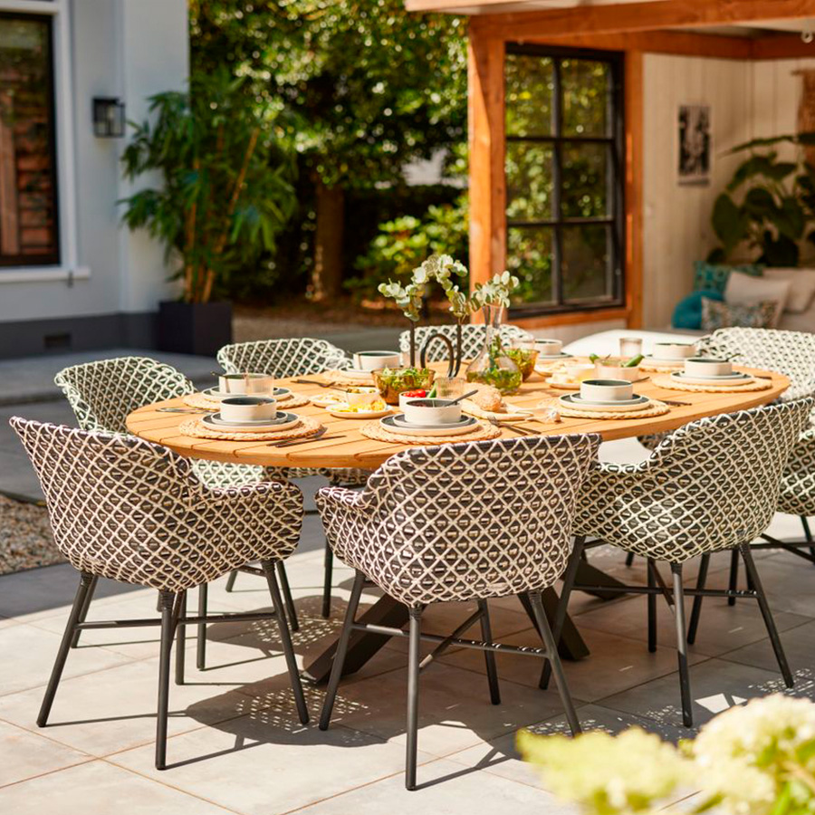 Delphine Black Garden Chair by Hartman. An aluminum chair in white with a hand-woven synthetic fiber seat creating a beautiful blue and white pattern. Find it at De Tropen at the best price, secure online purchase, and fast shipping.