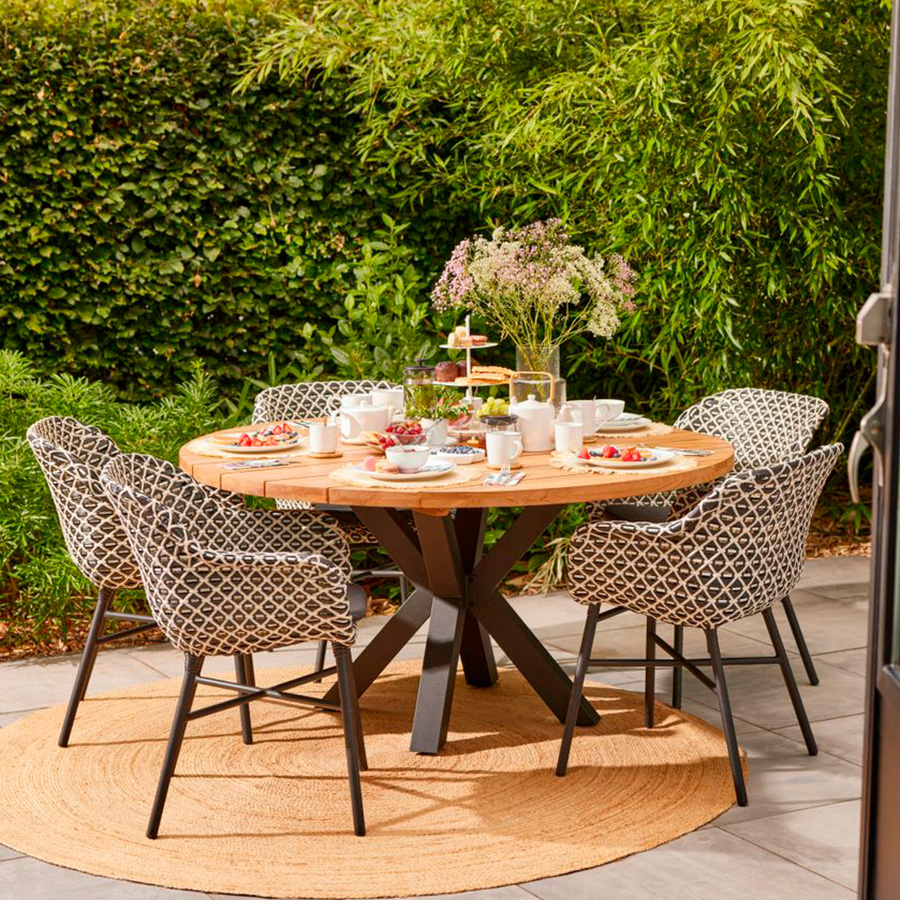 Delphine Black Garden Chair by Hartman. An aluminum chair in white with a hand-woven synthetic fiber seat creating a beautiful blue and white pattern. Find it at De Tropen at the best price, secure online purchase, and fast shipping.