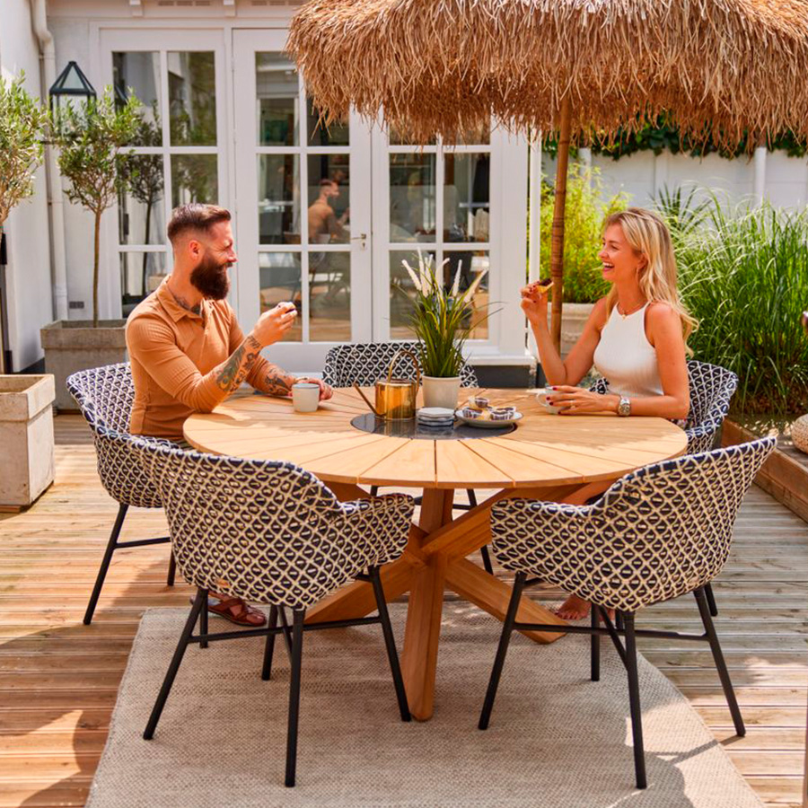 Delphine Black Garden Chair by Hartman. An aluminum chair in white with a hand-woven synthetic fiber seat creating a beautiful blue and white pattern. Find it at De Tropen at the best price, secure online purchase, and fast shipping.