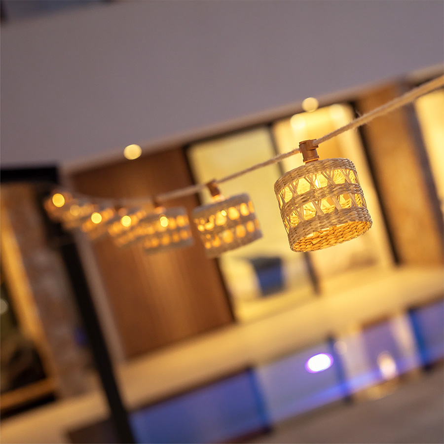 Guirnalda Alba led, solar y recargable, hecha a mano de fibras naturales de NewGarden Encuéntrala en la mayor tienda de muebles de exterior: De Tropen ¡y al mejor precio!