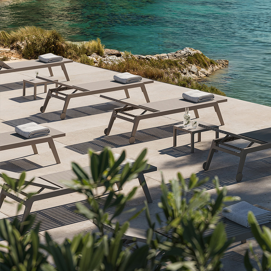 Tumbona Spritz Tortora de Vondom. Diseñada por Archirivolto Design. Encuéntrala en la mayor tienda de muebles de jardín, De Tropen.
