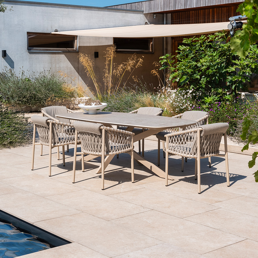 Comedor exterior Prado Barrel Allora para terraza o jardín de 4 Seasons Outdoor Encuéntralo en la mayor tienda de muebles de exterior, terraza y jardín: De Tropen ¡y al mejor precio!
